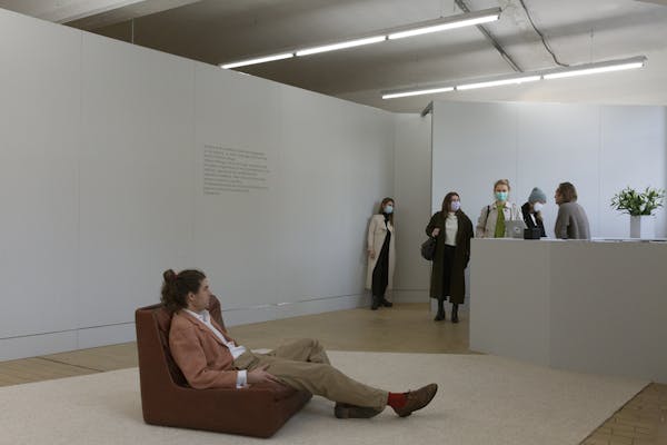 Katya Ev, Visitors of an Exhibition Space Are Suggested To ‘Do Nothing’, 2020. Expanded performance ‘doing nothing’, local minimal wage, legal agreement. Photo Laure Cottin Stefanelli & Manuel Wetscher
