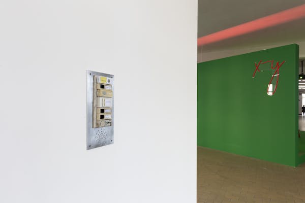 Oussama Tabti, Parlophones, 2020. Sound installation, door bells and intercom, variable dimensions. Photo Laure Cottin Stefanelli & Manuel Wetscher