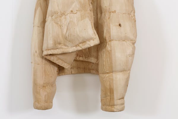 Štefan Papčo, Anorak Movement VI / Absolut series, 2020. Sculpture, wood, 137 x 55 x 24 cm. Photo Laure Cottin Stefanelli & Manuel Wetscher